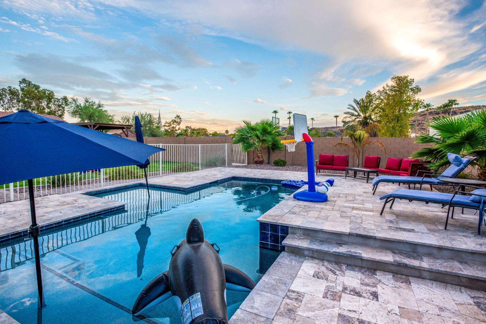Pet-friendly Glendale With Pool And Putting *