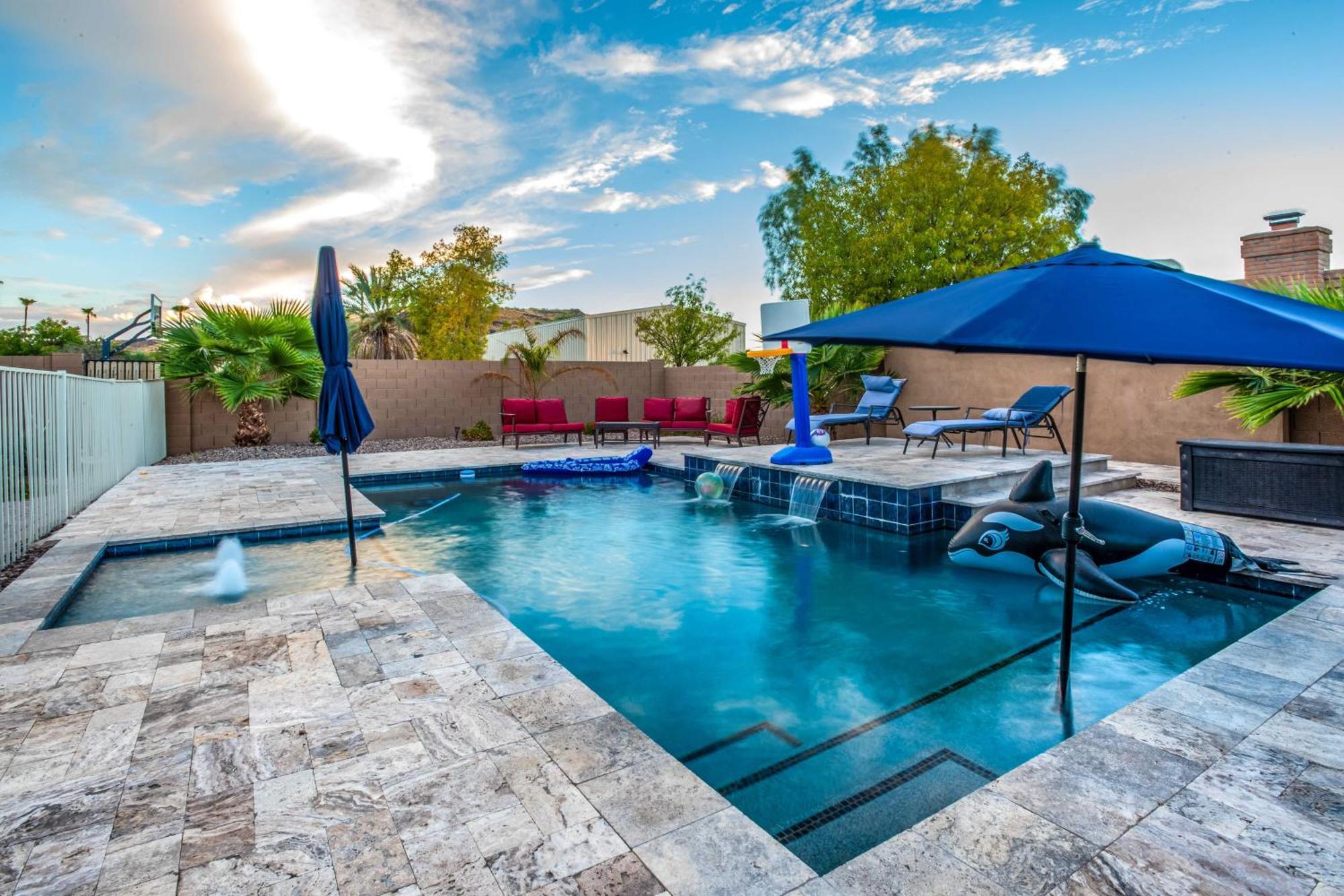 Pet-friendly Glendale With Pool And Putting Phoenix