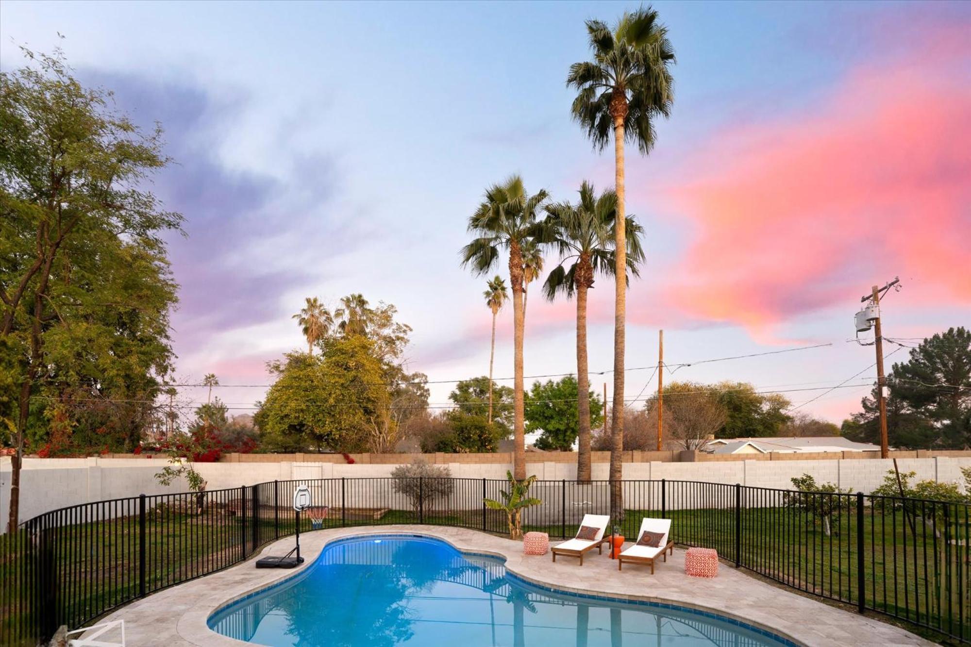 3 Bedroom Paradise Pool Hot Tub Fire Pit Ping Pong *