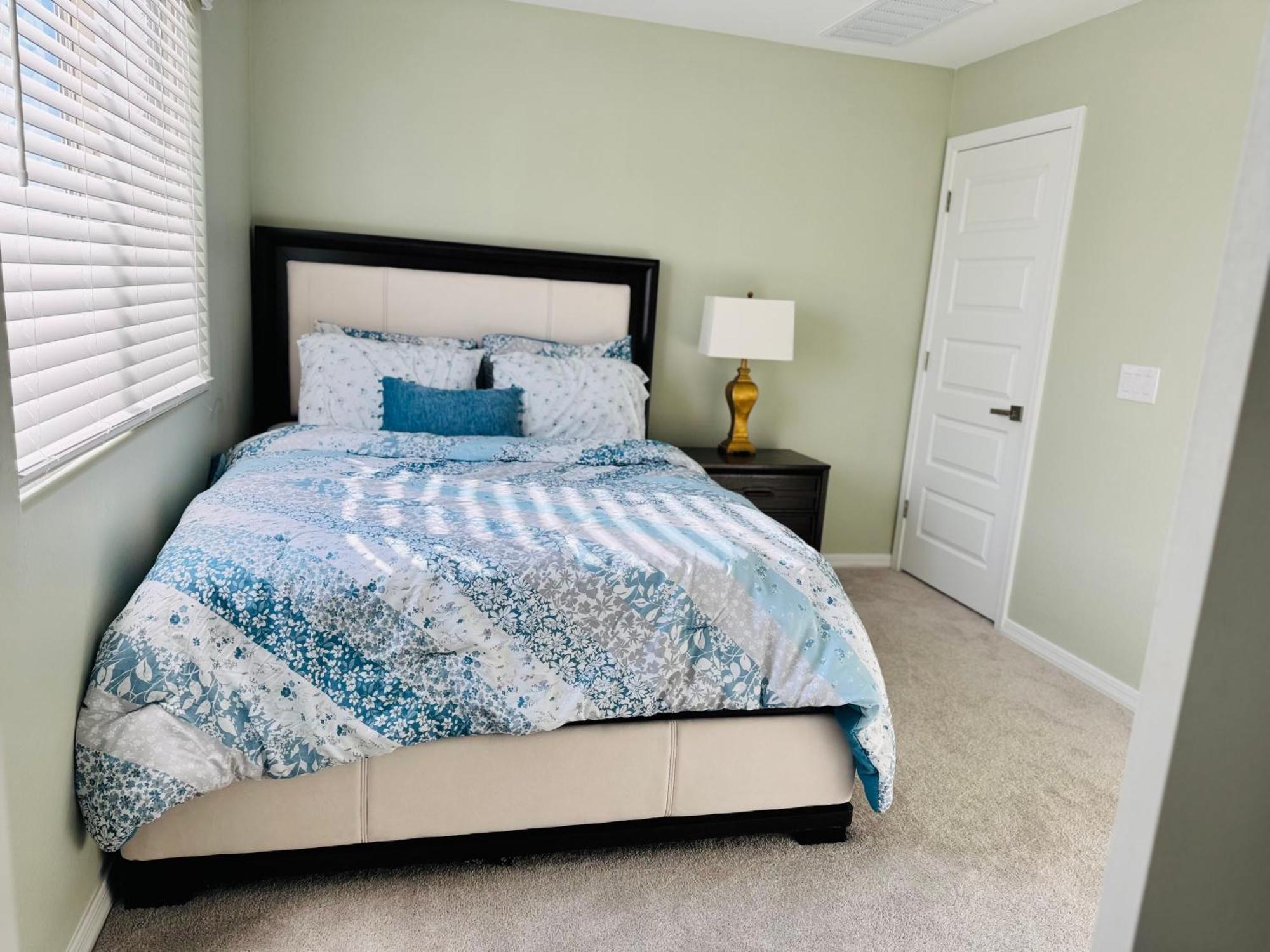 Friendly Host Near Loop 202 With Mountain Views *