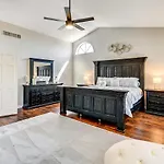 Upscale Scottsdale Retreat With Private Pool And Grill