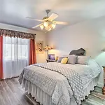 Glendale Oasis With Saltwater Pool And Hot Tub!