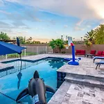 Pet-Friendly Glendale Home With Pool And Putting Green