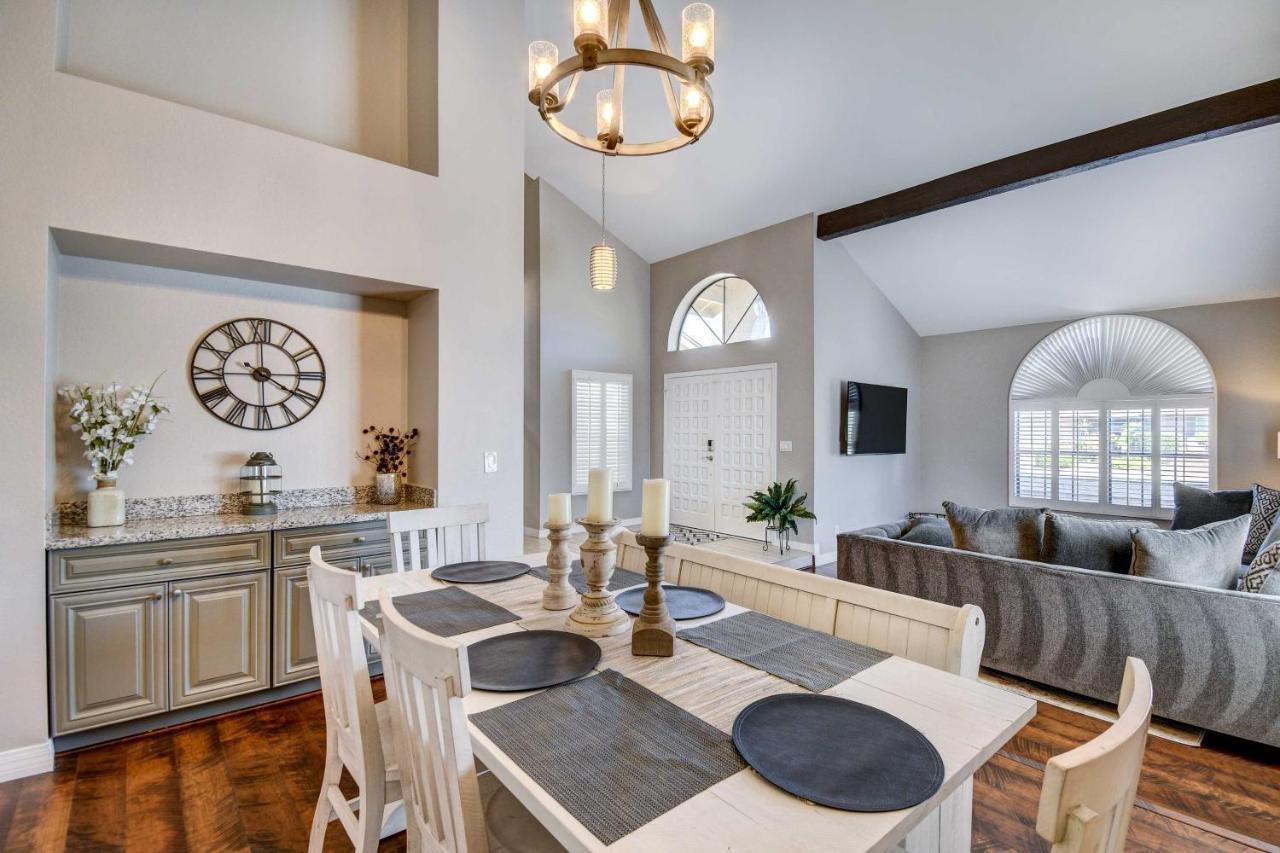 Upscale Scottsdale Retreat With Private Pool And Grill *
