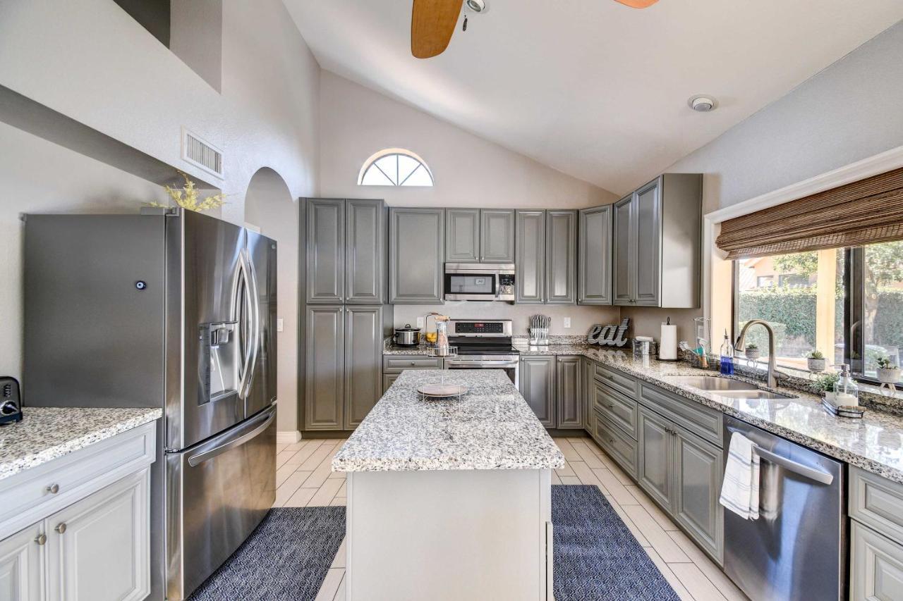 Upscale Scottsdale Retreat With Private Pool And Grill