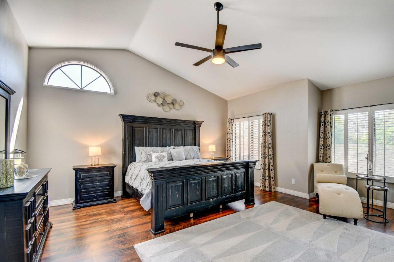 Casa de férias Upscale Scottsdale Retreat With Private Pool And Grill