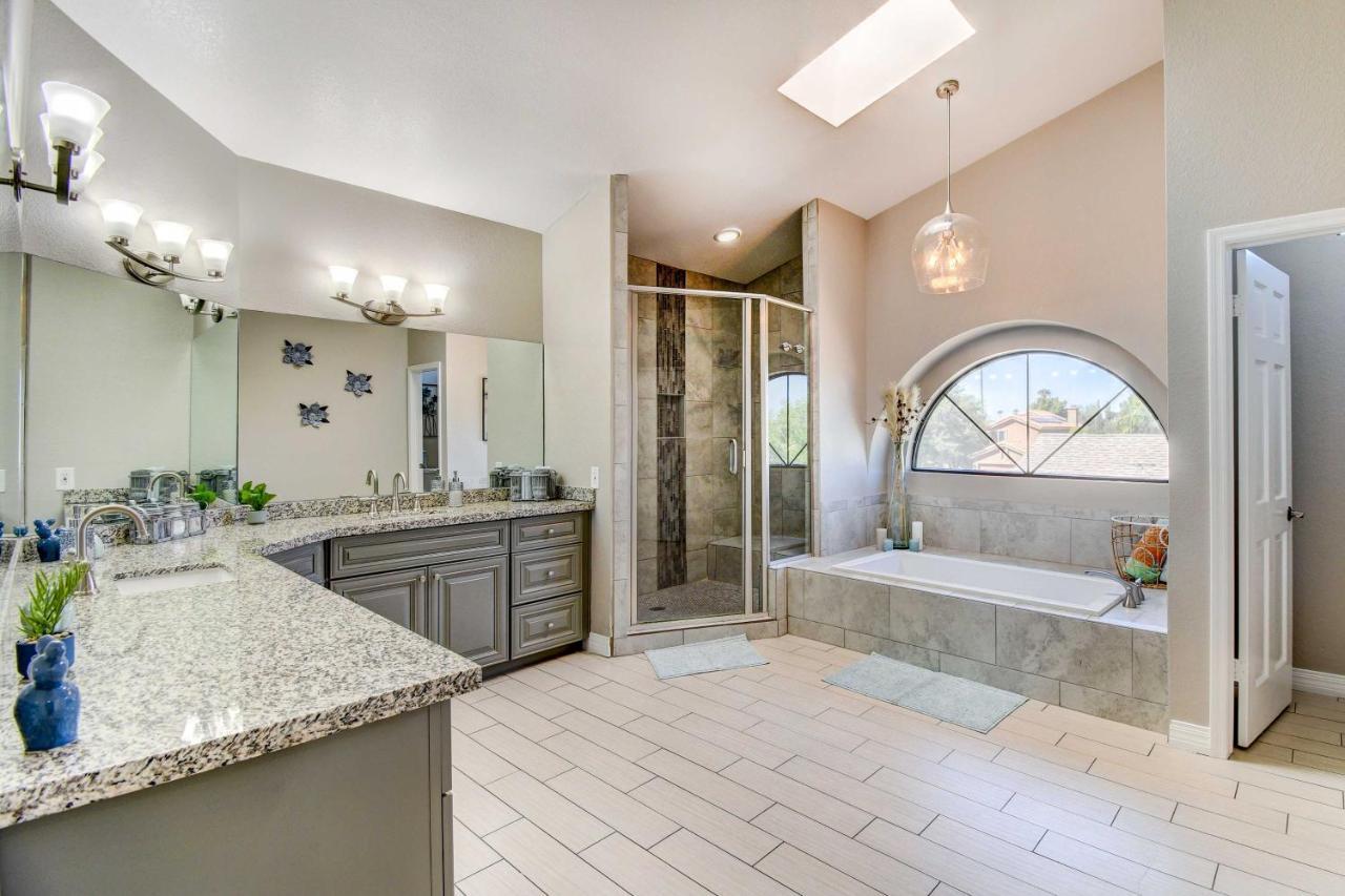 Casa de férias Upscale Scottsdale Retreat With Private Pool And Grill