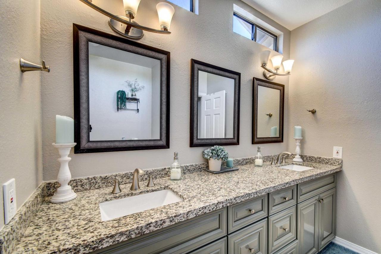Upscale Scottsdale Retreat With Private Pool And Grill *