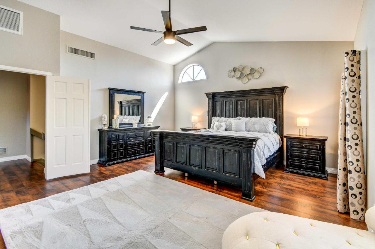 Upscale Scottsdale Retreat With Private Pool And Grill *