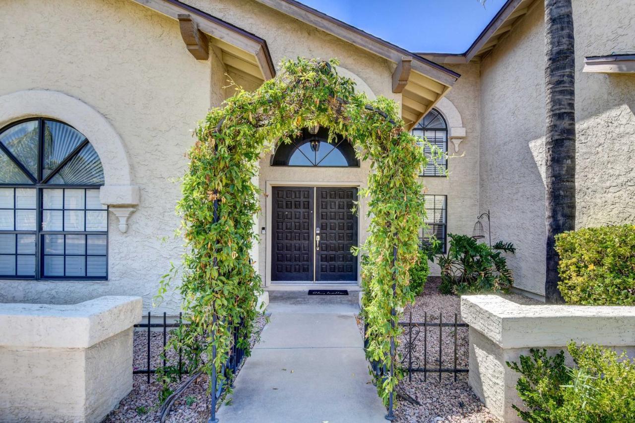 Casa de férias Upscale Scottsdale Retreat With Private Pool And Grill