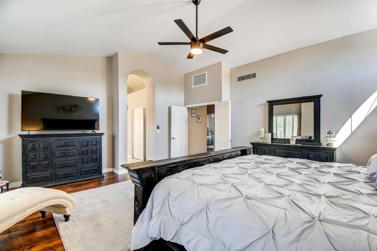 Casa de férias Upscale Scottsdale Retreat With Private Pool And Grill *
