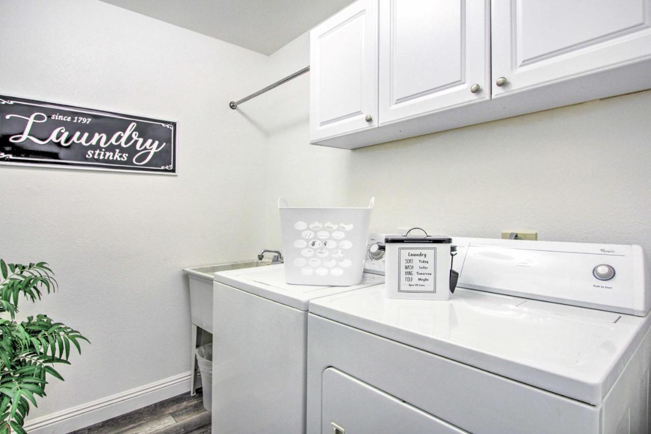 Glendale Oasis With Saltwater Pool And Hot Tub! Holiday home