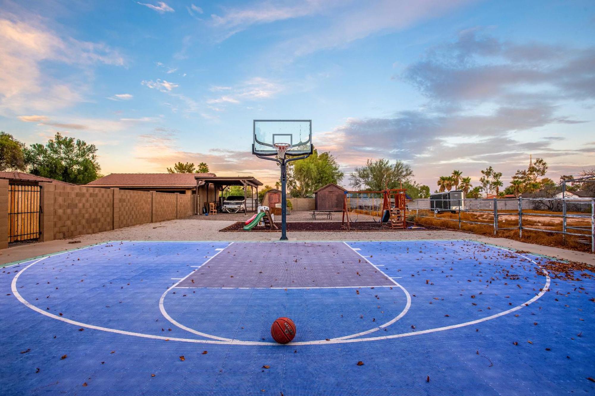 Pet-friendly Glendale With Pool And Putting Holiday home