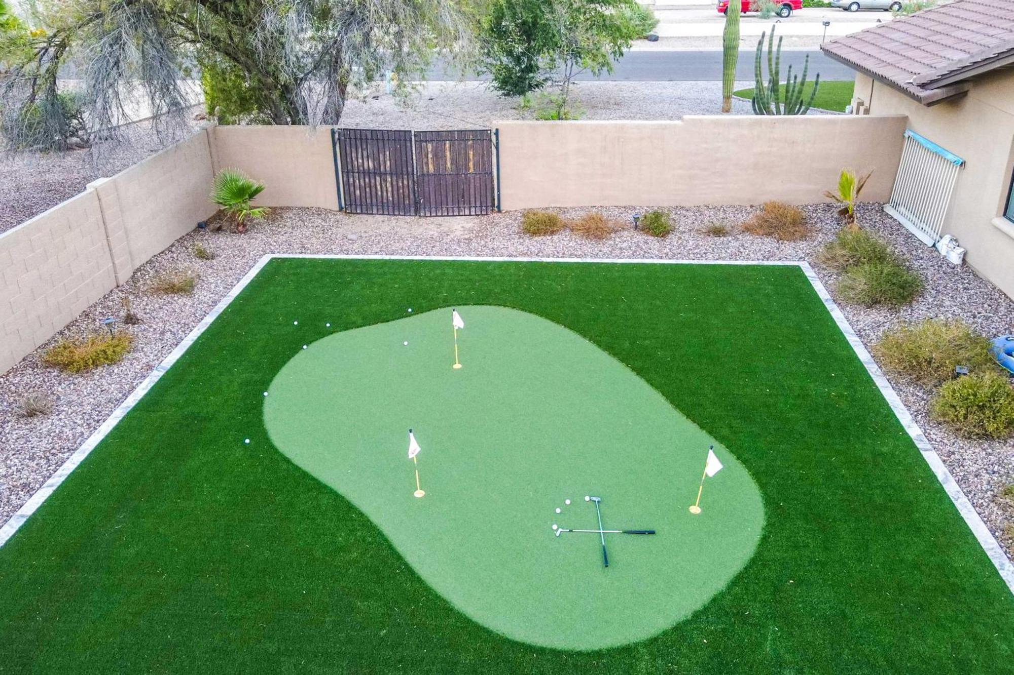 Pet-friendly Glendale With Pool And Putting Holiday home *