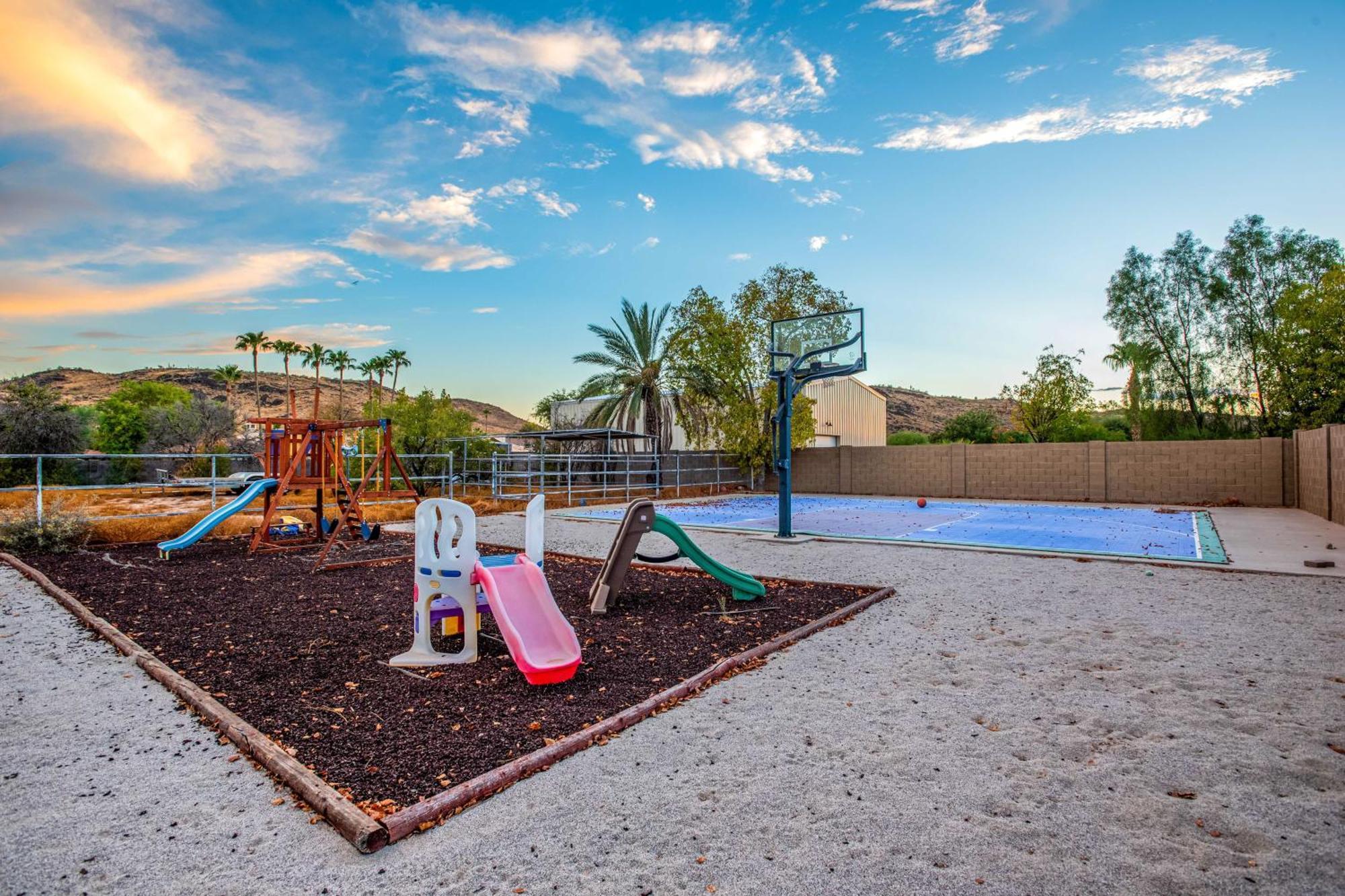 Pet-friendly Glendale With Pool And Putting Holiday home Phoenix