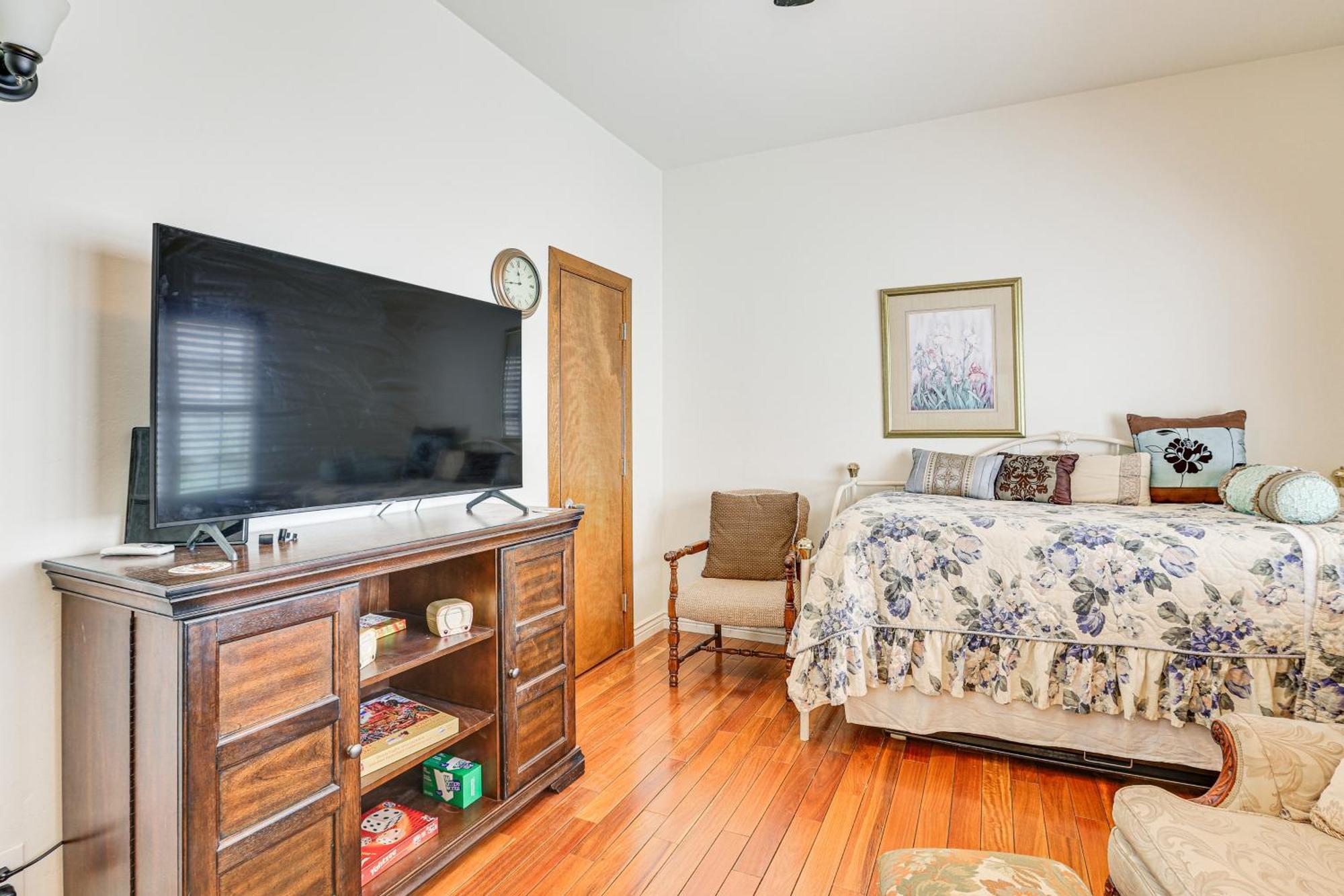 Getaway With Patio - 2 Miles To Downtown!