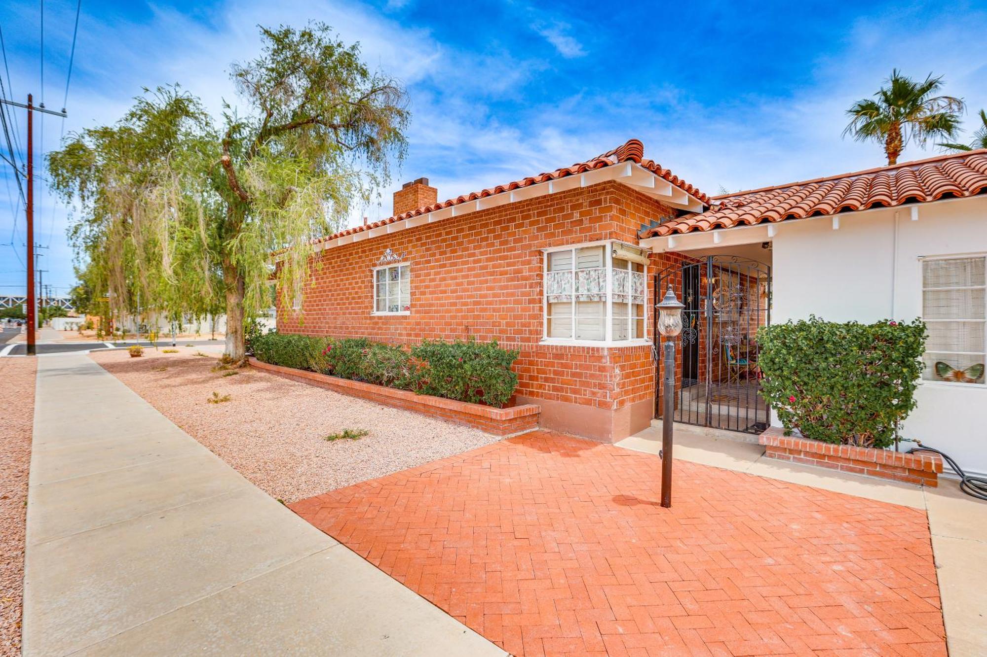 Casa de férias Getaway With Patio - 2 Miles To Downtown!