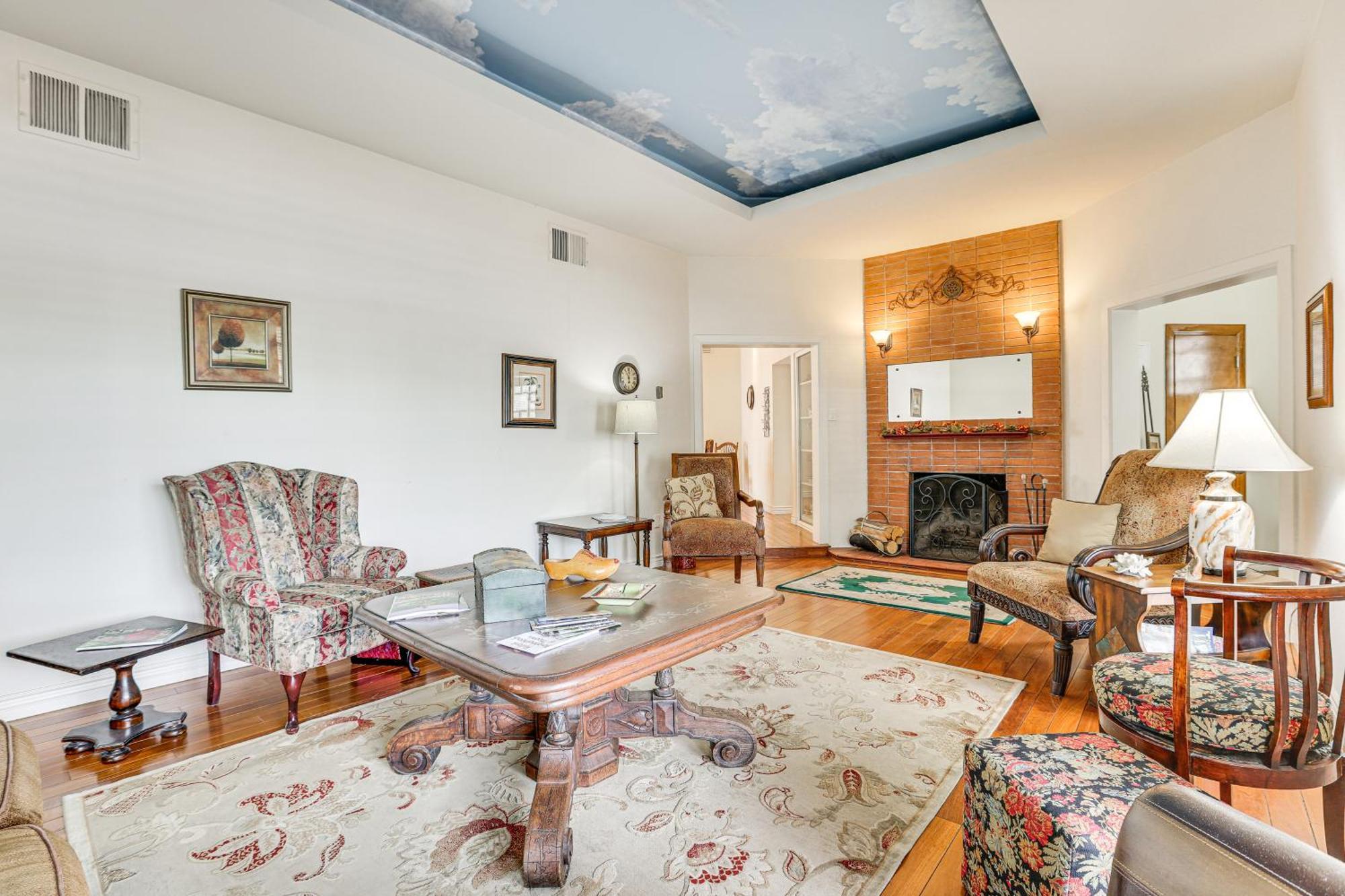 Getaway With Patio - 2 Miles To Downtown!