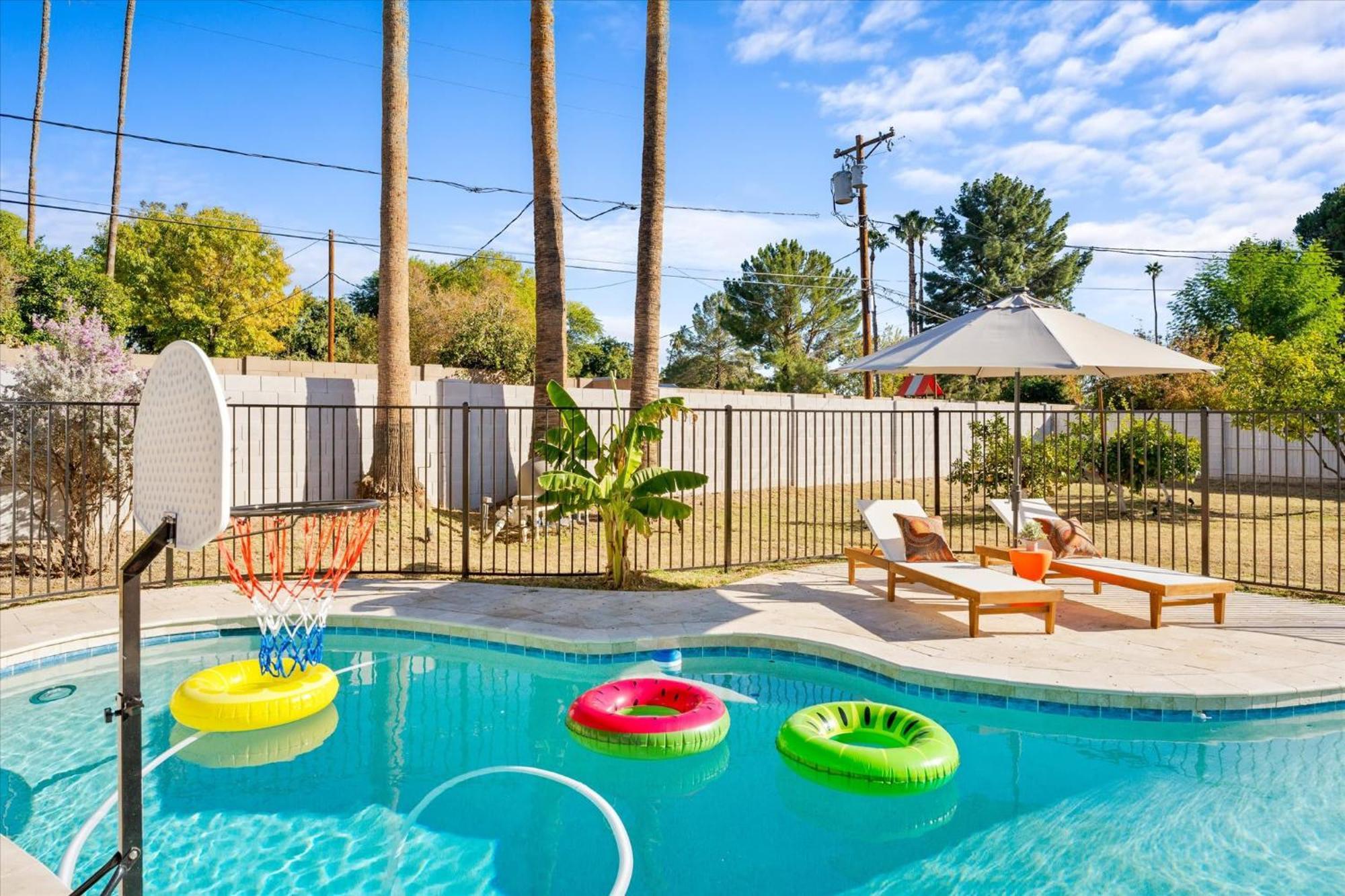 3 Bedroom Paradise Pool Hot Tub Fire Pit Ping Pong Holiday home Phoenix