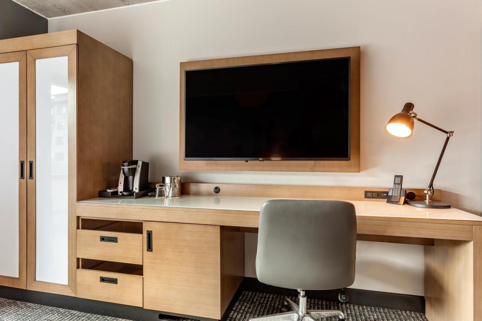 Cambria Downtown Convention & Airport Hotel 3*