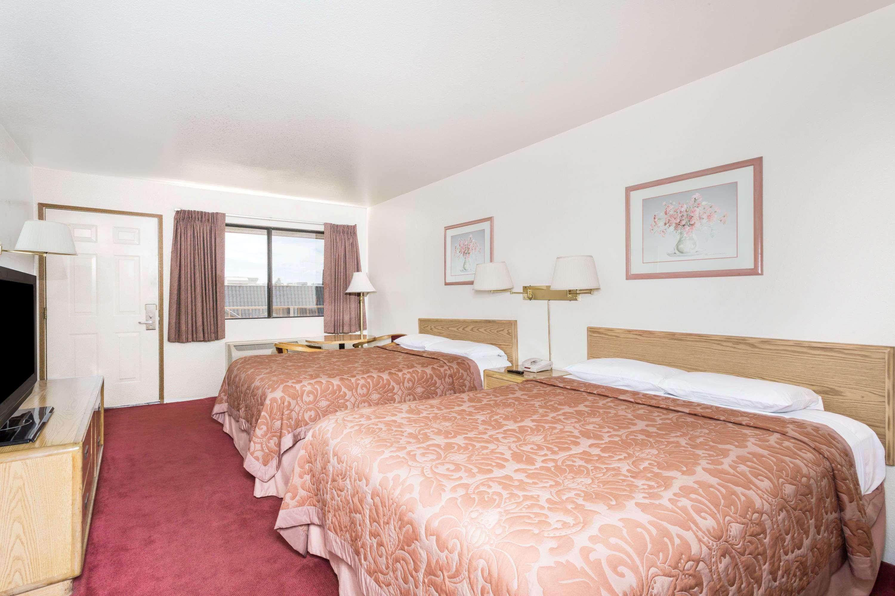 Super 8 By Wyndham Metro North Hotel 2*