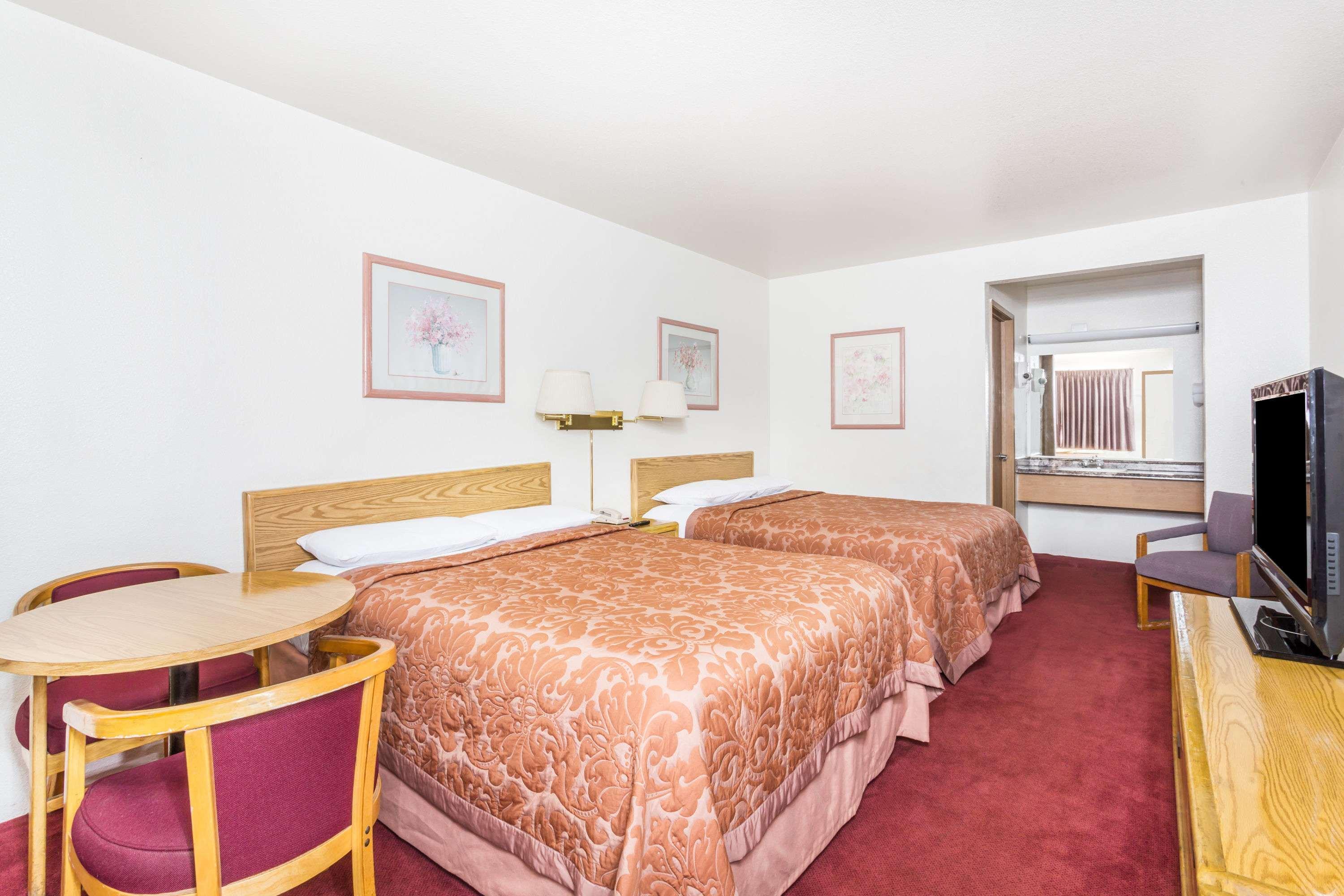 Hotel Super 8 By Wyndham Metro North 2*