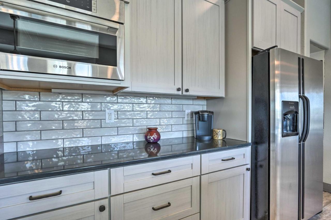 North Desert Gem With Yard And Hot Tub! *