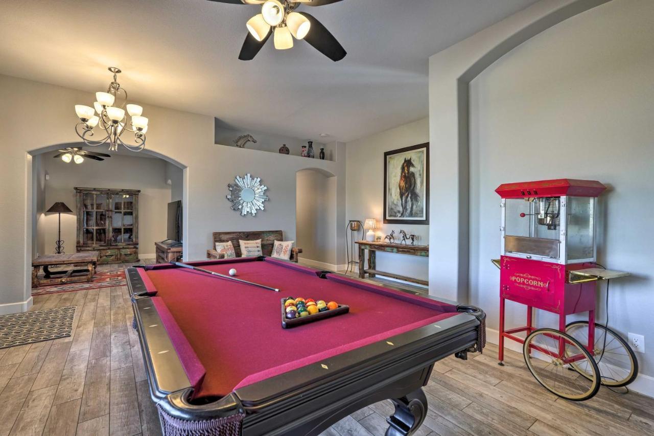 North Desert Gem With Yard And Hot Tub! Casa de férias