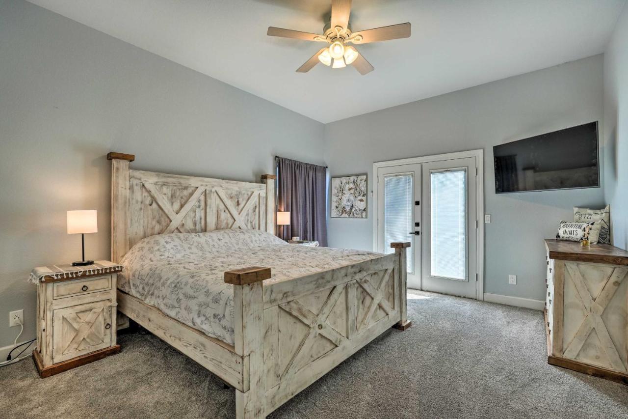North Desert Gem With Yard And Hot Tub!