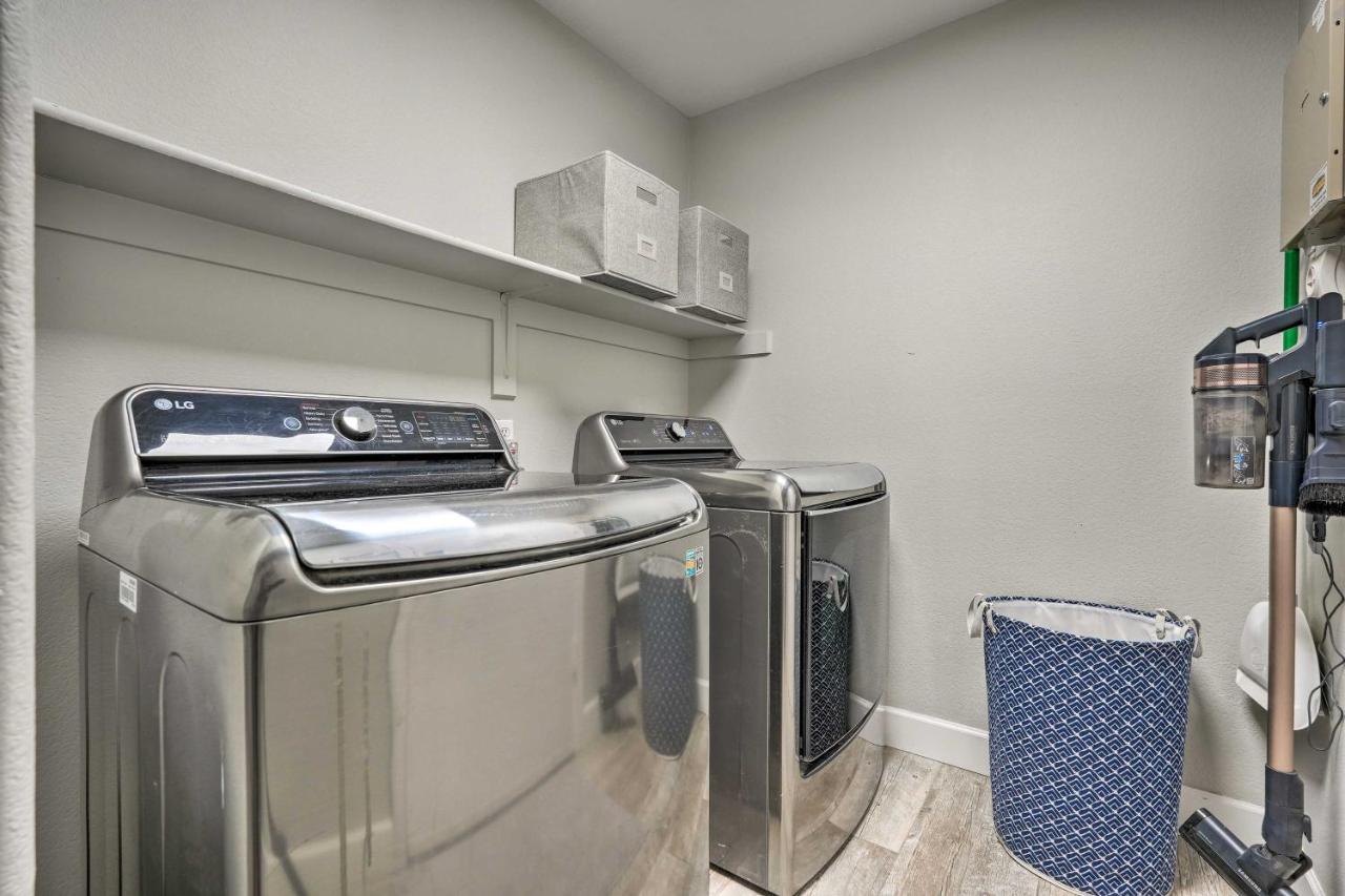 North Desert Gem With Yard And Hot Tub!