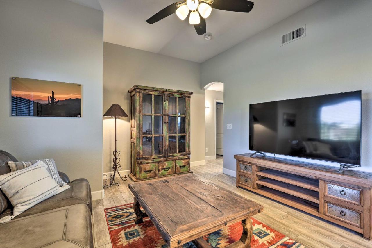 North Desert Gem With Yard And Hot Tub!