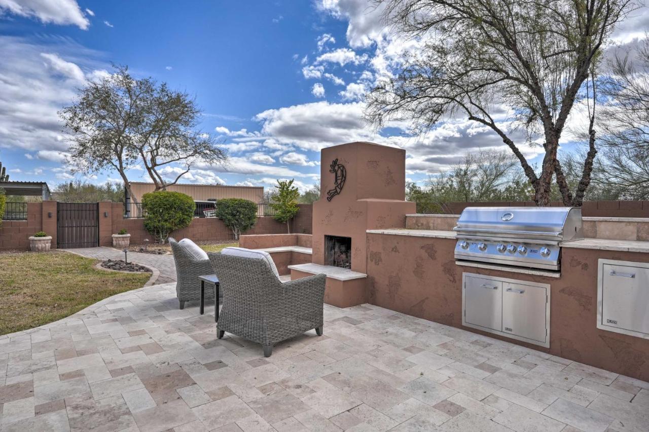 Casa de férias North Desert Gem With Yard And Hot Tub!