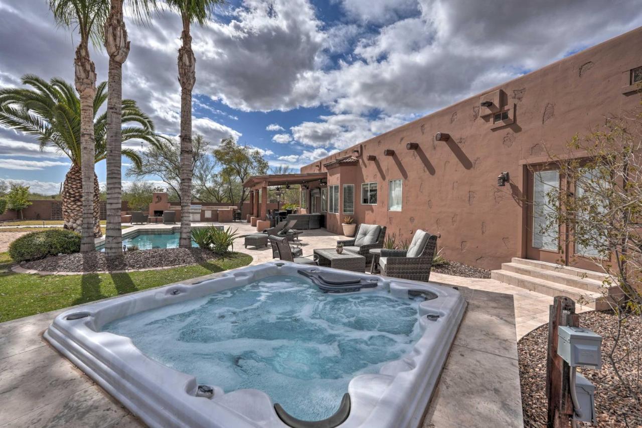 North Desert Gem With Yard And Hot Tub!