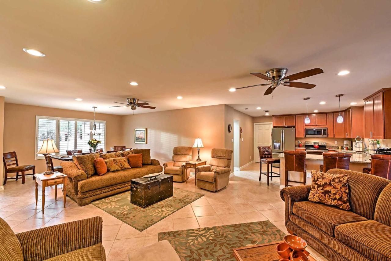 Lovely With Expansive Patio And Fire Pit! Phoenix