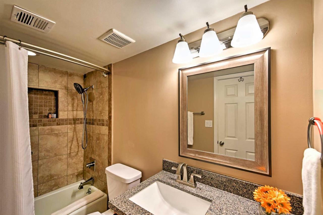 Lovely With Expansive Patio And Fire Pit! Phoenix