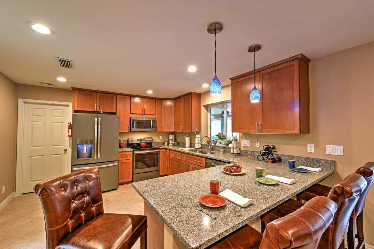 Casa de férias Lovely With Expansive Patio And Fire Pit! Phoenix